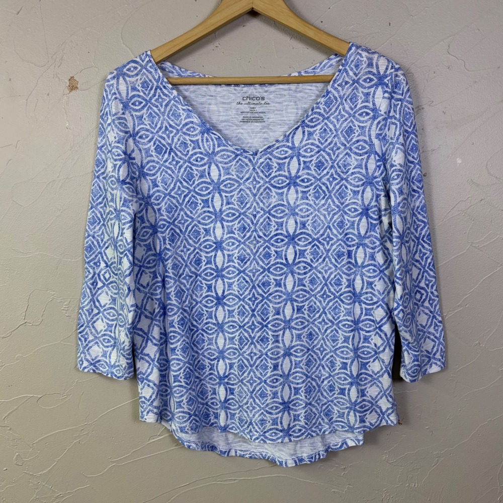 Chicos The Ultimate Tee Women Medium sz 1 Blue White Geometric V Neck 3/4 Sleeve